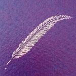 Logotipo de Librería La Pluma, que representa una pluma estilizada de color blanco sobre un fondo morado vibrante con textura.