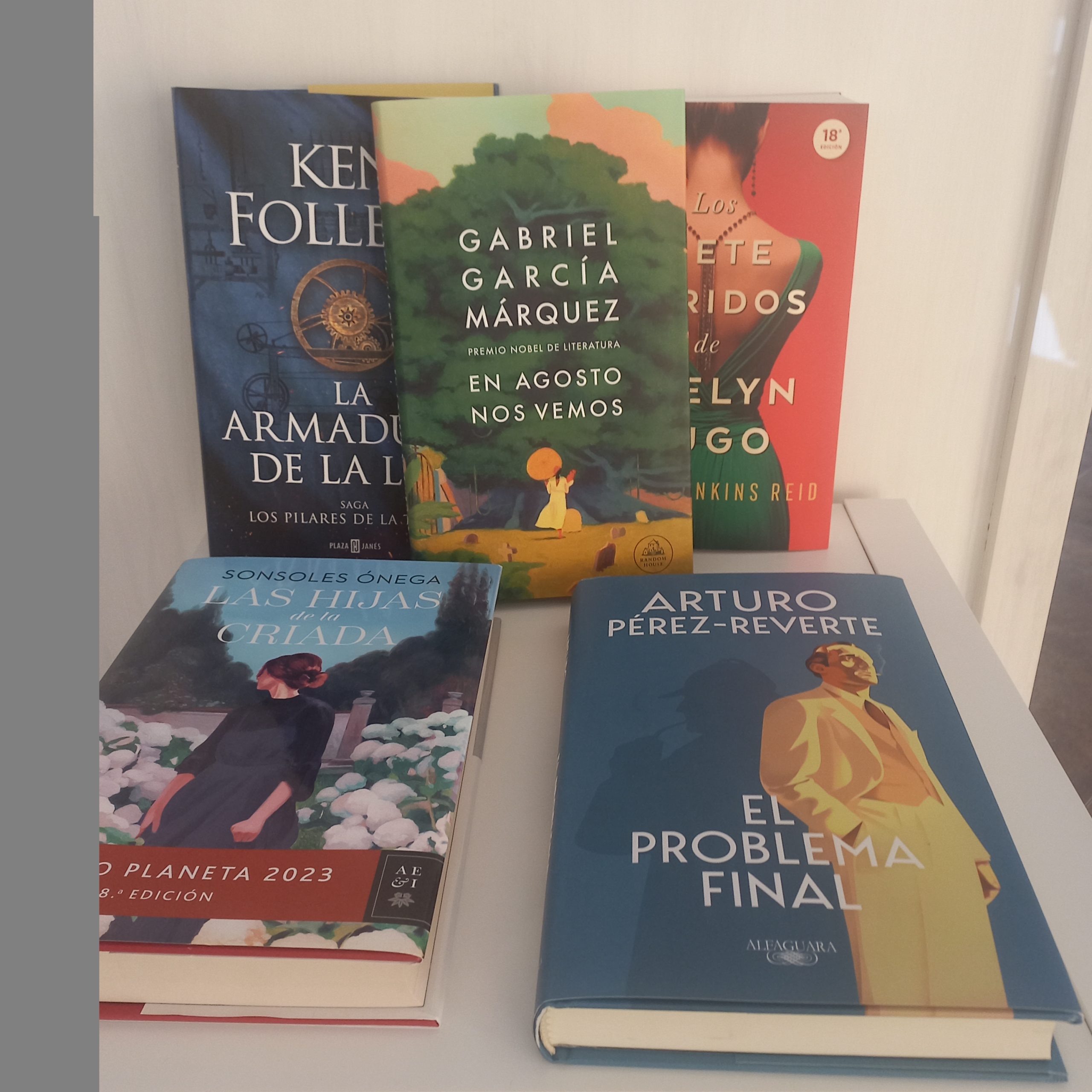 Selección de libros de diversos géneros y edades en las estanterías de Librería La Pluma.