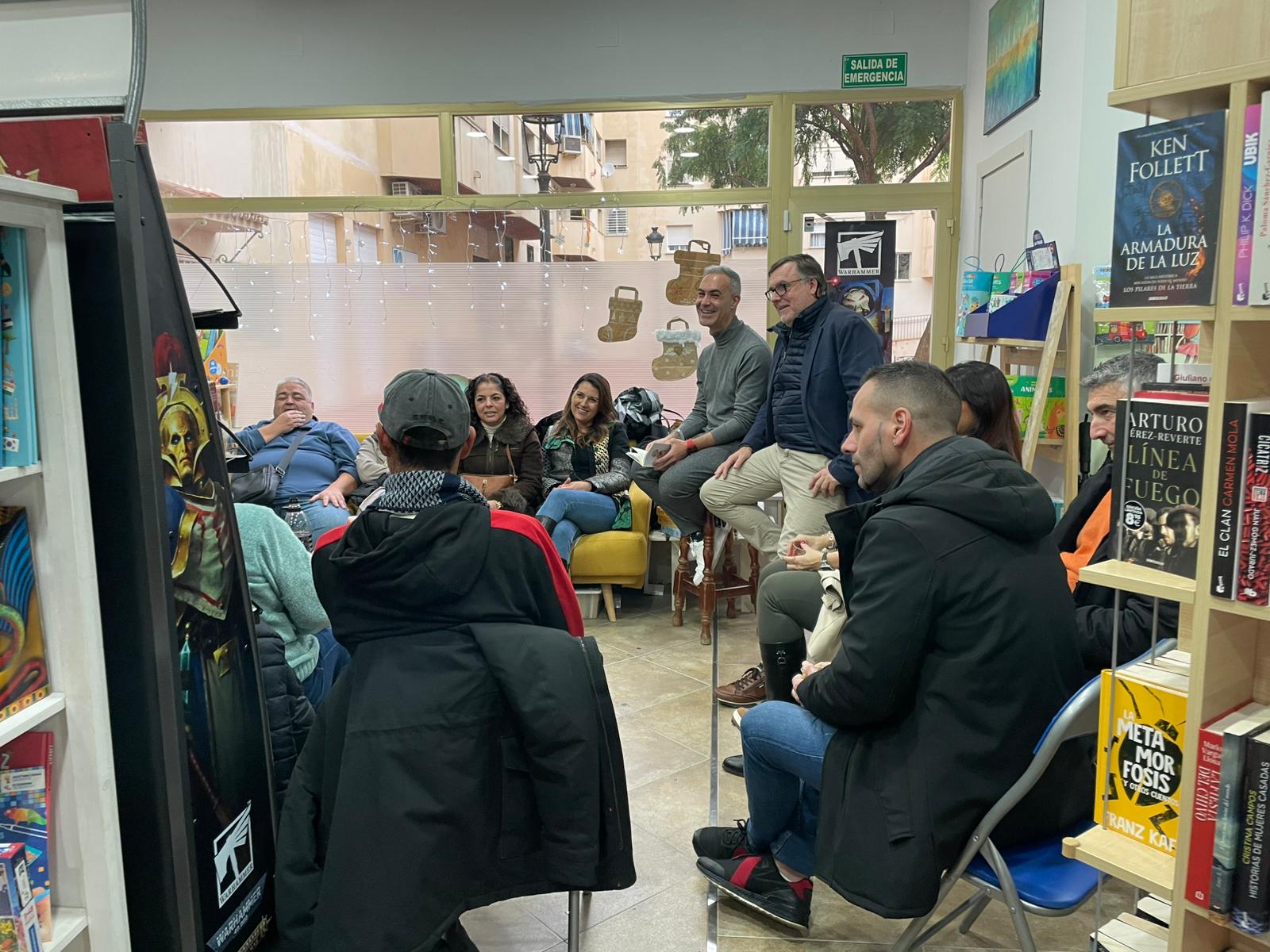 Encuentro literario en la librería con autores y público sentado charlando en un ambiente distendido.